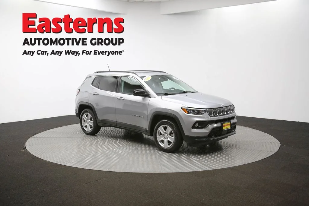 Used 2022 Silver Jeep Latitude image 45