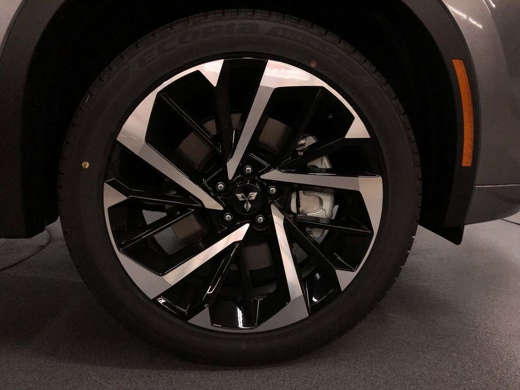 Used 2022 Mercury Gray Metallic Mitsubishi SEL image 10