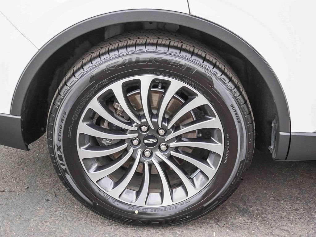 Used 2022 White Lincoln Standard image 8