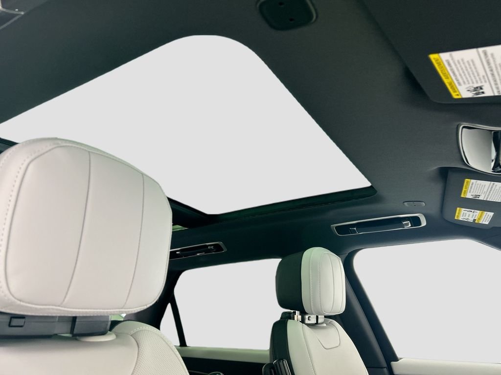 New 2026 Fuji White Land Rover Dynamic SE image 17