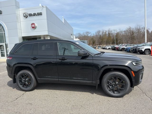New 2026 Diamond Black Crystal Pearl-Coat Exterior Paint Jeep Altitude image 2