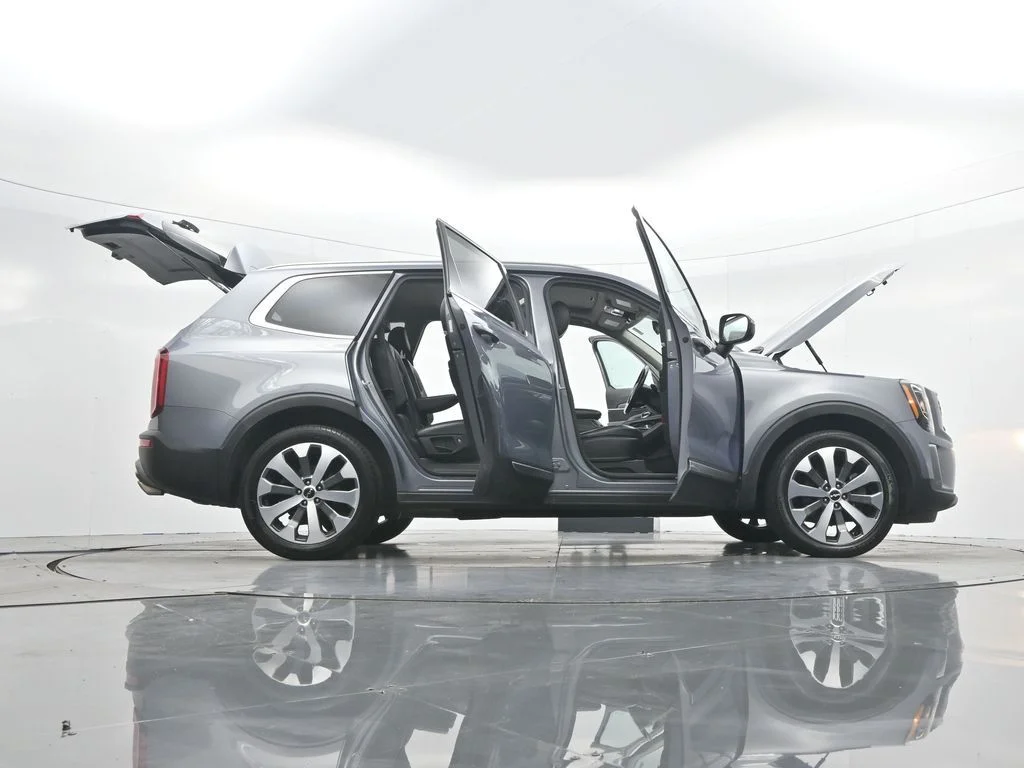 Used 2022 Everlasting Silver Kia S image 45