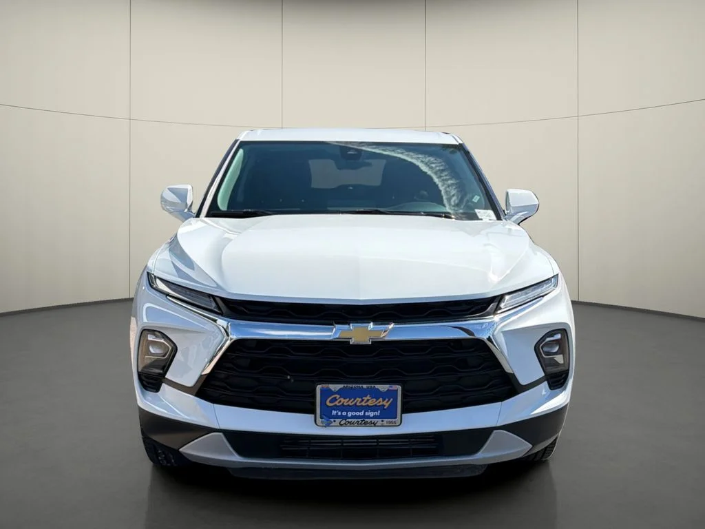 Used 2025 White Chevrolet LT image 2
