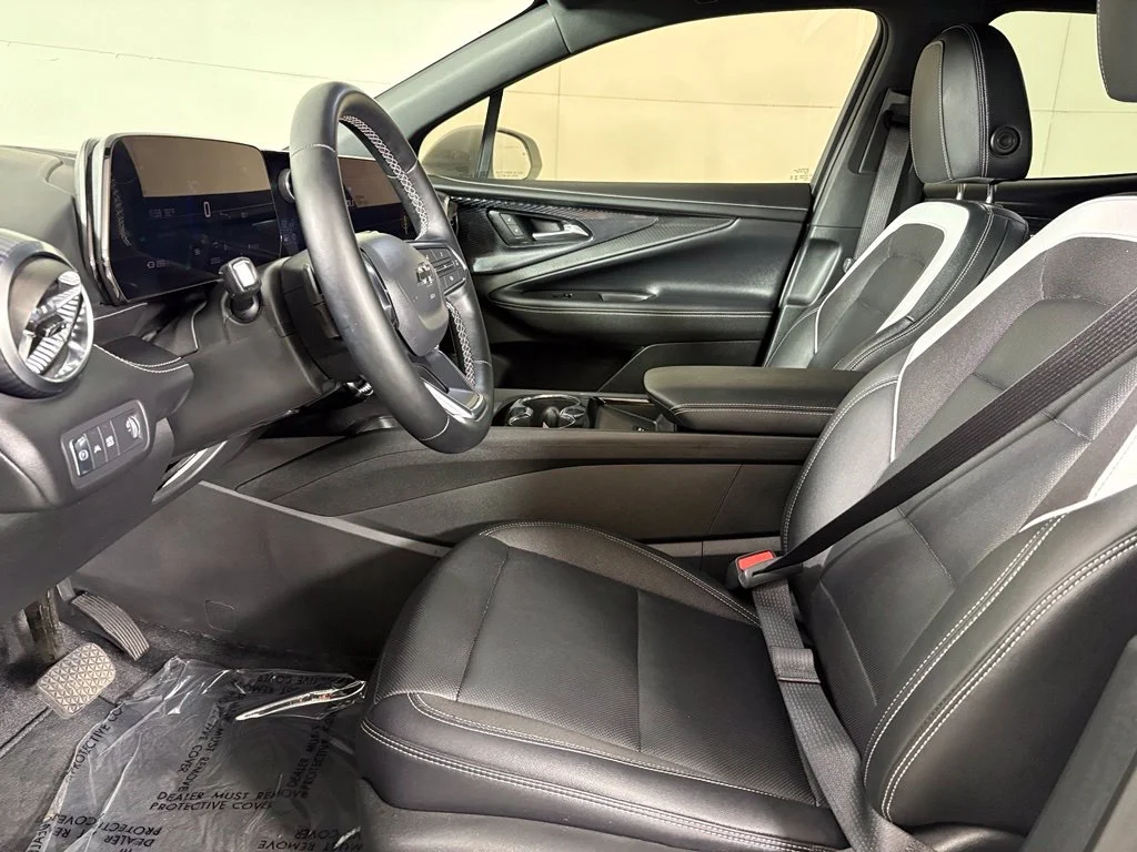 Used 2025 White Chevrolet LT image 21