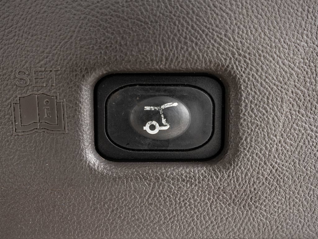 Used 2020 Pristine White Lincoln Reserve image 22