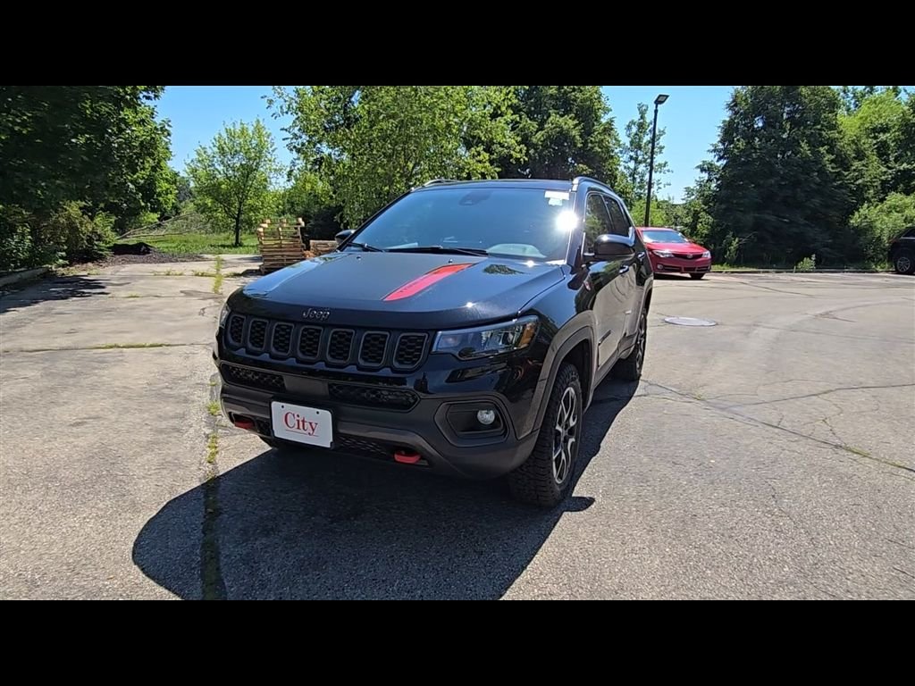 New 2026 Diamond Black Crystal Pearl-Coat Exterior Paint Jeep Trailhawk image 3