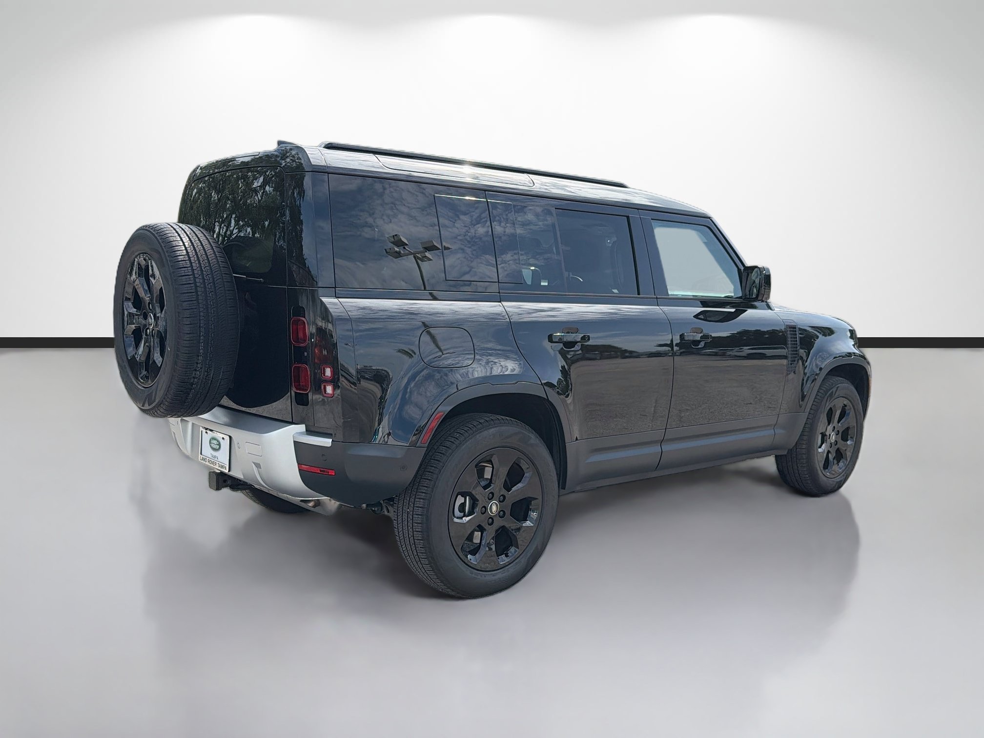 Used 2025 Santorini Black Metallic Land Rover S image 5
