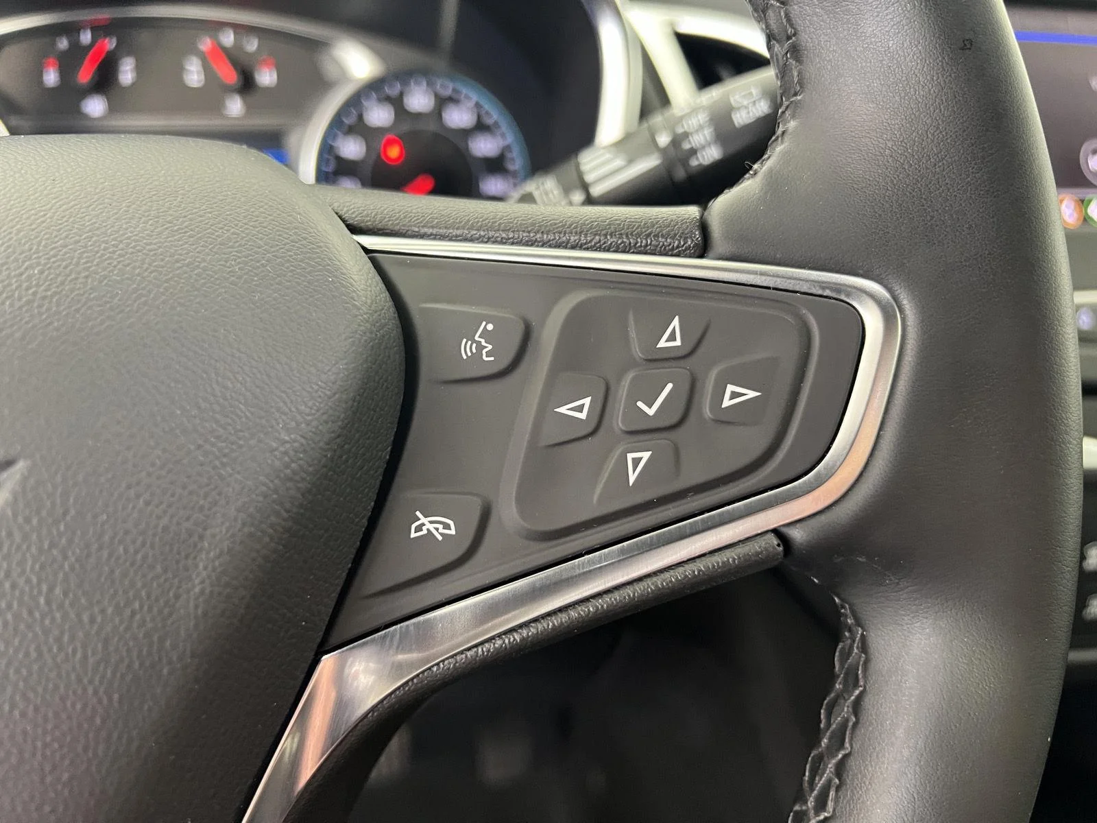 Used 2024 Summit White Chevrolet LT image 10