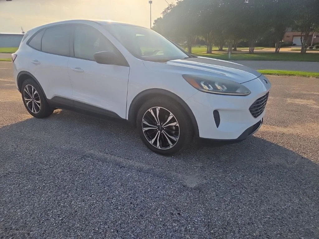 Used 2021 White Ford SE image 19