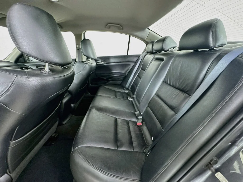Used 2011 Polished Metal Metallic Honda SE image 28