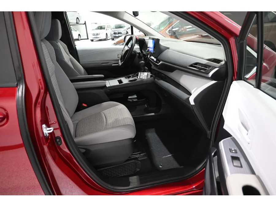 2026 Toyota Sienna LE - Photo 15