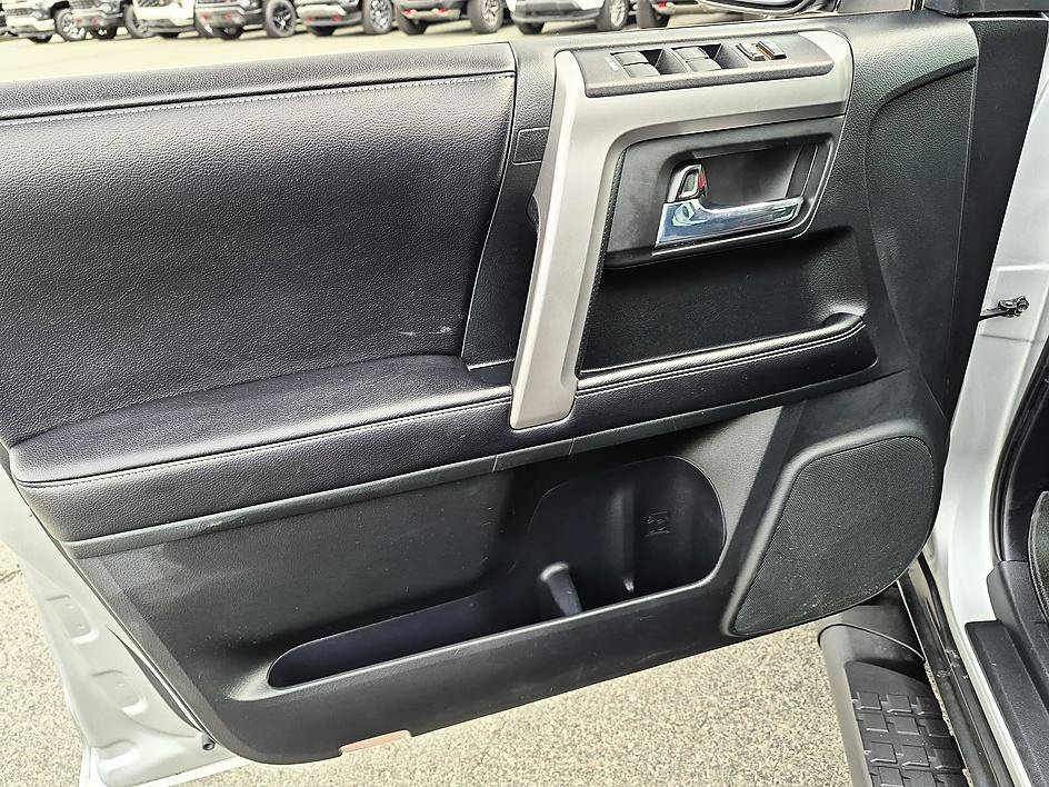 Used 2016 CLASSIC SILVER METALLIC Toyota Limited image 12