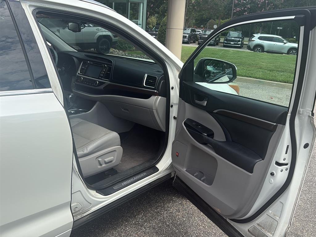 Used 2014 WHITE TOYOTA  image 22