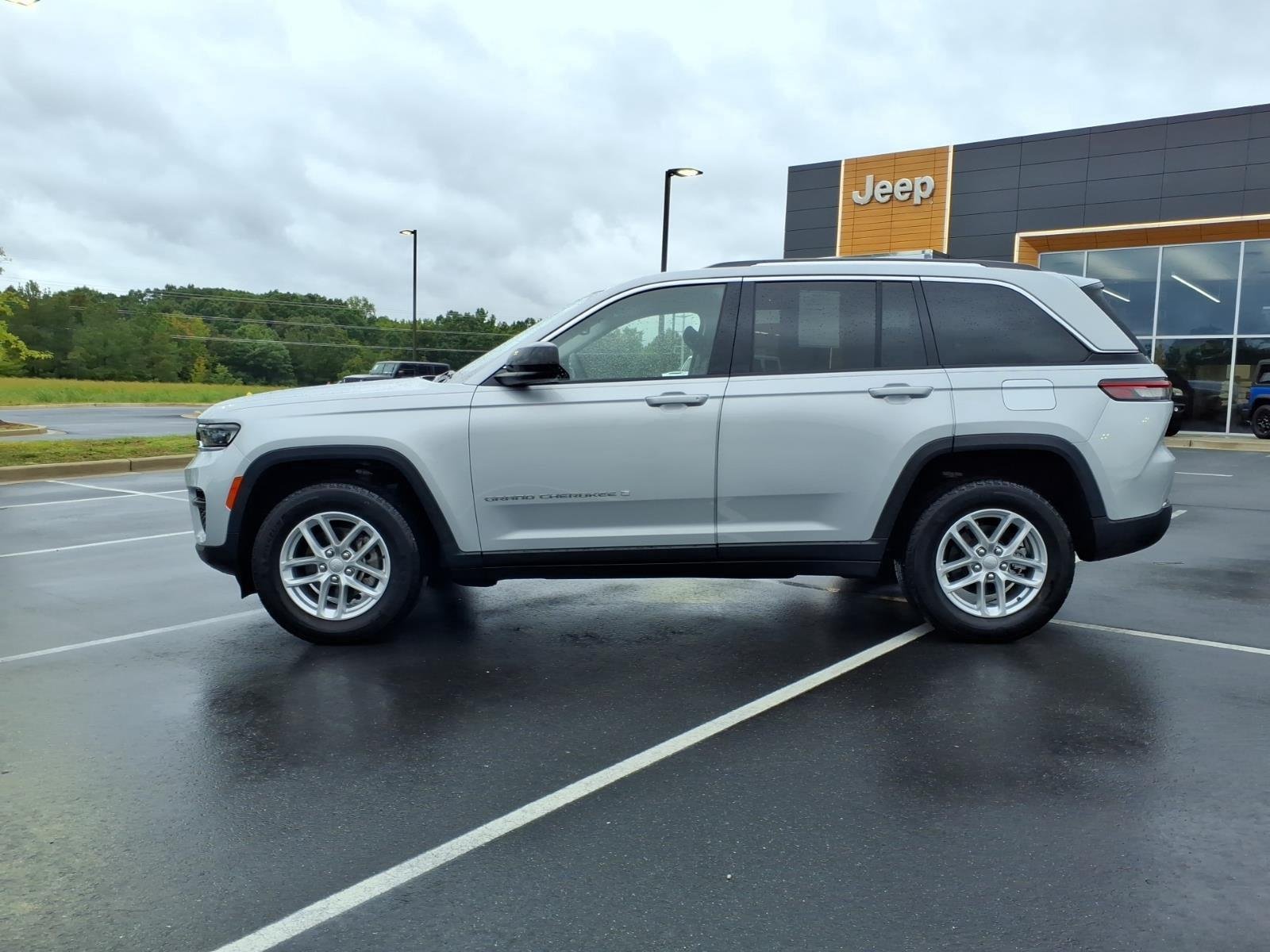 Used 2023 Silver Zynith Jeep Laredo image 3