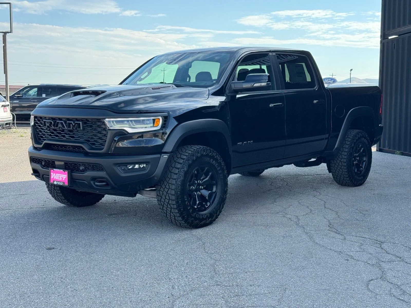 New 2026 Diamond Black Crystal Pearl-Coat Exterior Paint RAM RHO image 13