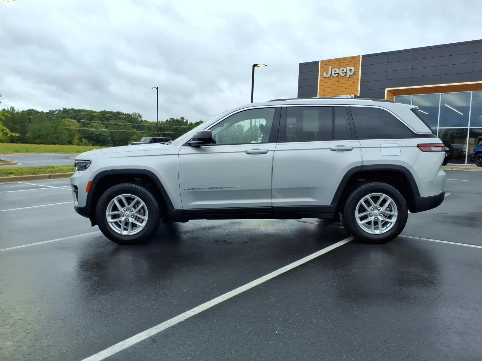 Used 2023 Silver Zynith Jeep Laredo image 3