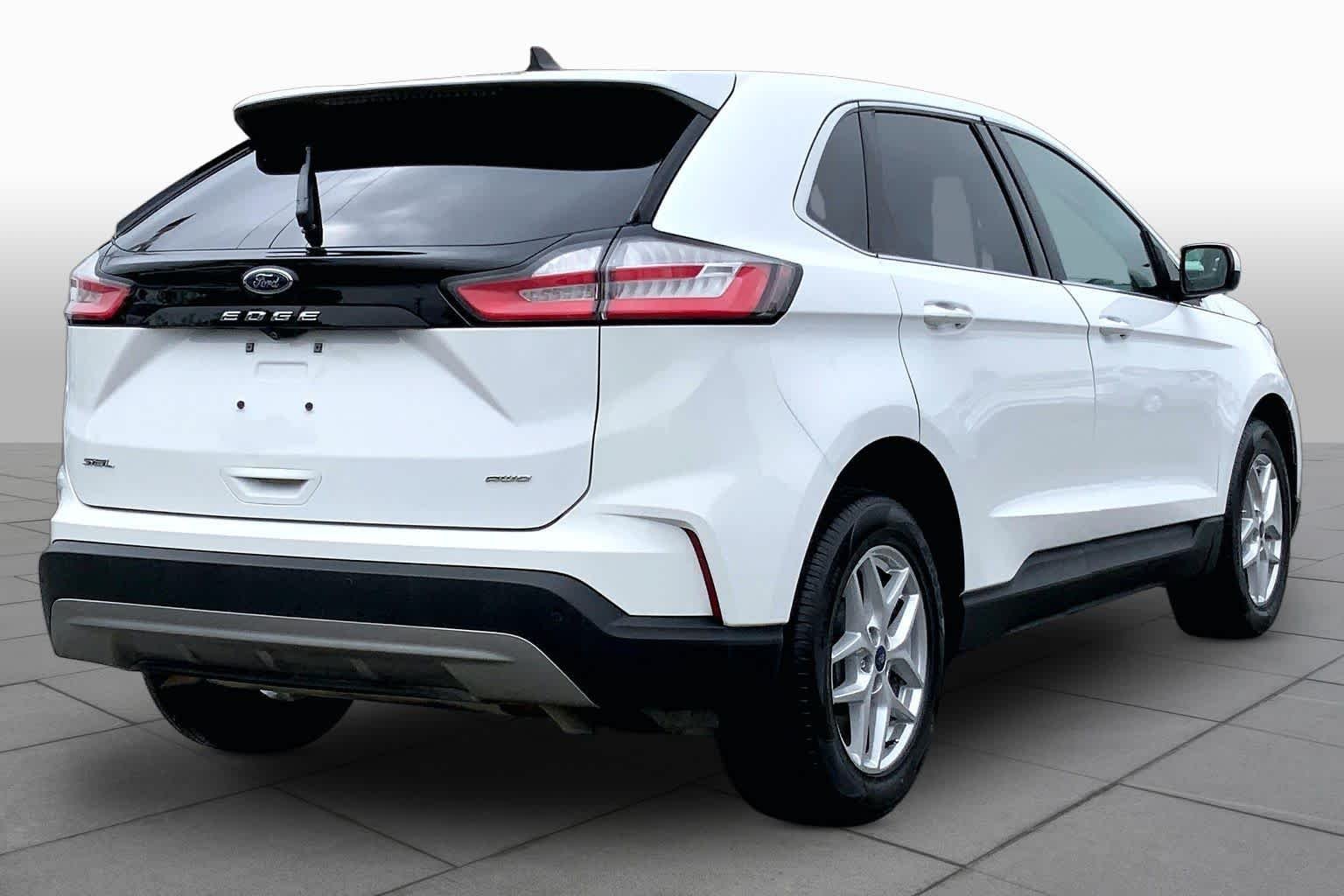 Used 2022 Oxford White Ford SEL image 13