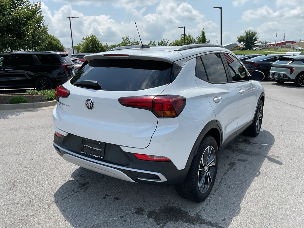 Used 2020 White Frost Tricoat Buick Select image 9