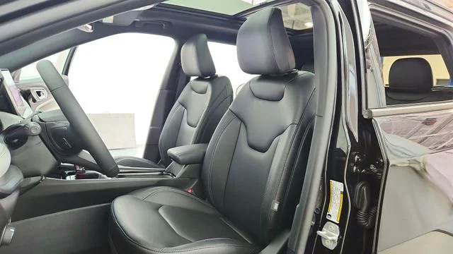 New 2026 Diamond Black Crystal Pearl-Coat Exterior Paint Jeep Limited image 17