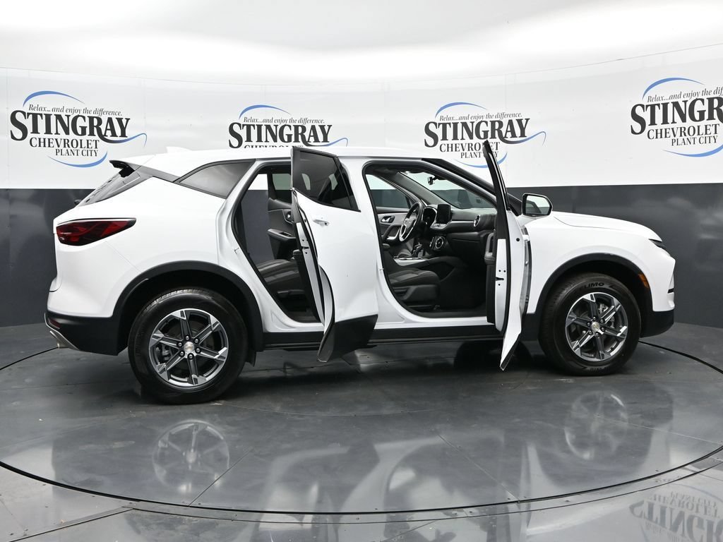 Used 2025 Summit White Chevrolet 2LT image 39