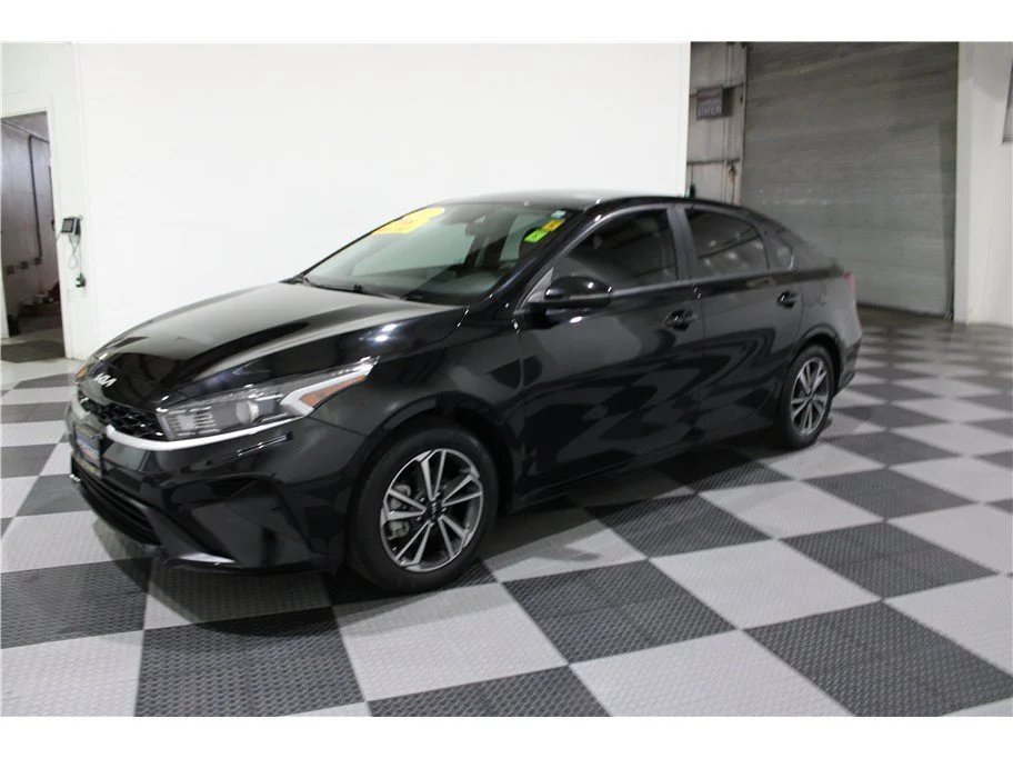 2023 Kia Forte LXS - Photo 7