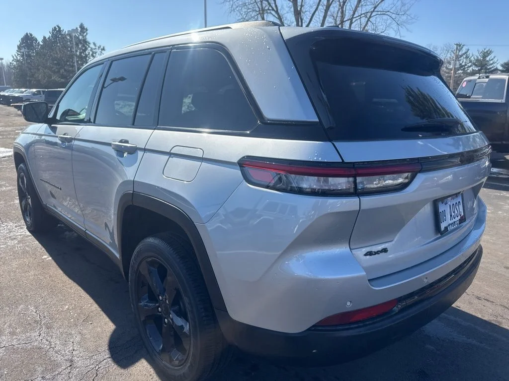 Used 2024 Silver Jeep Altitude image 11