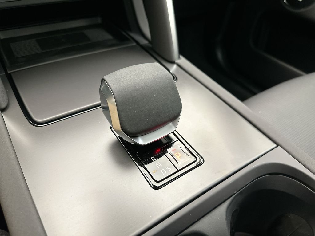 Used 2025 Hakuba Silver Metallic Land Rover S image 10
