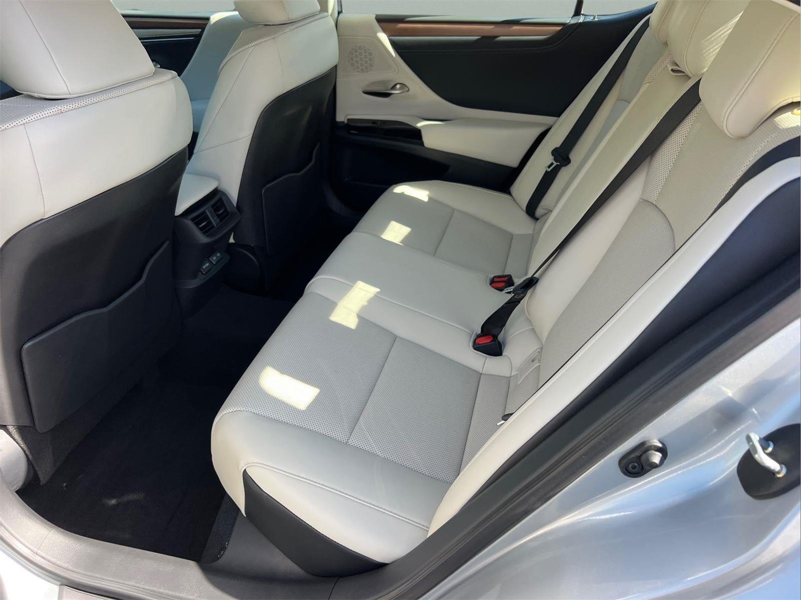 2025 Lexus ES 350 - Photo 15