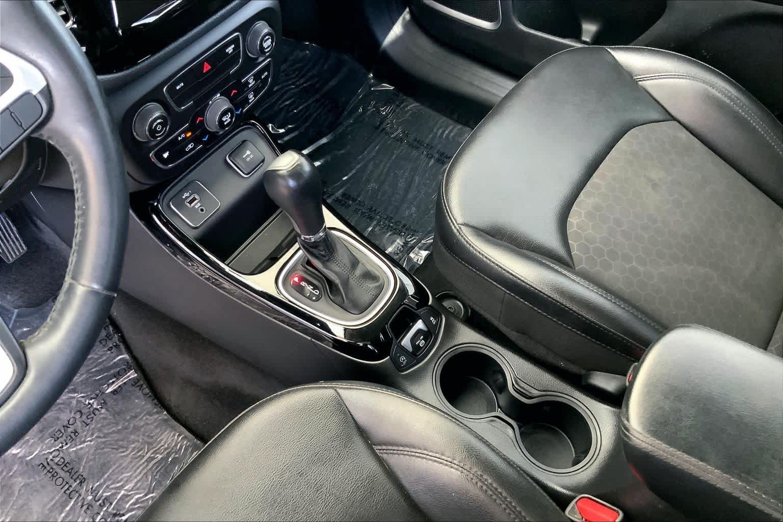 Used 2019 Granite Crystal Metallic Clearcoat Jeep Altitude image 17