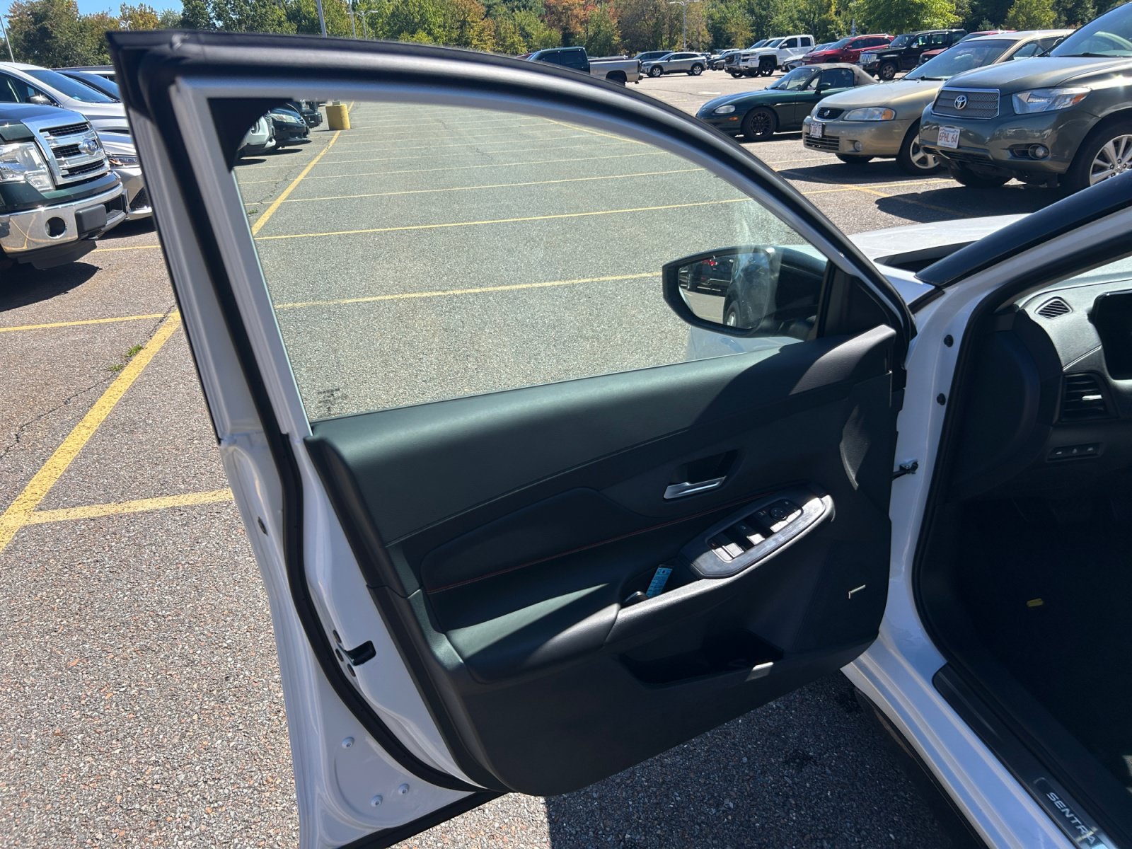 New 2027 Aspen White TriCoat / Super Black Two-tone Nissan SR image 28