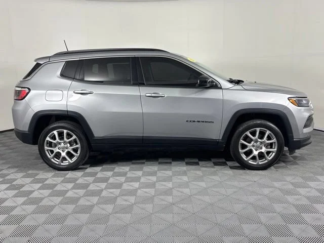 Used 2022  Jeep Latitude Lux image 5