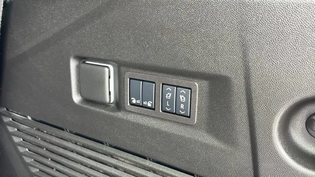Used 2025 Black Chevrolet High Country image 34