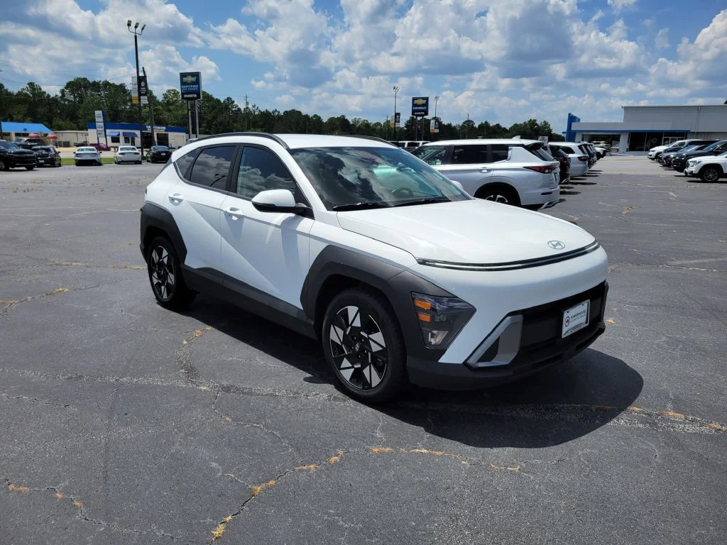 Used 2025 White Hyundai SEL image 8