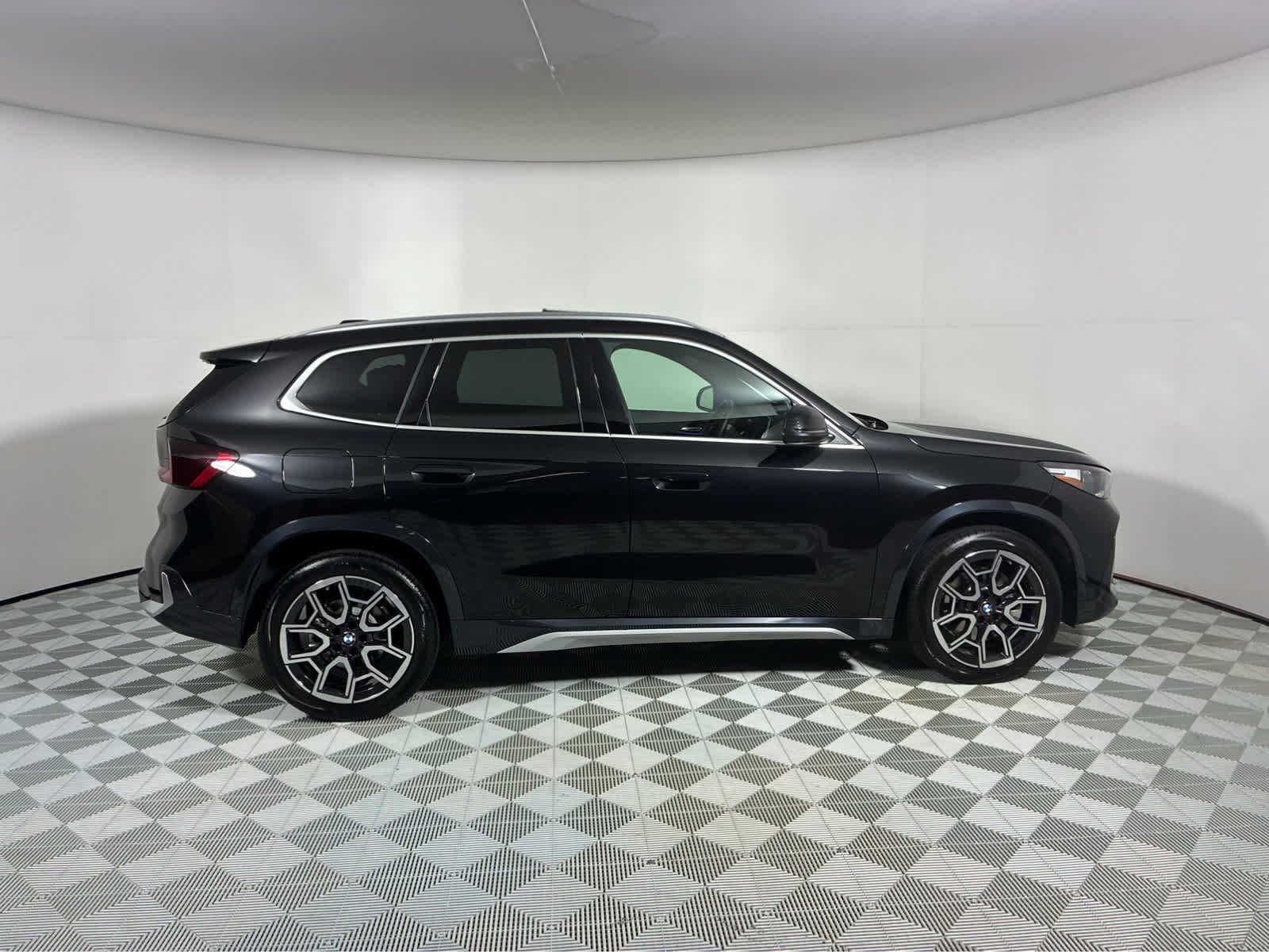 Used 2026 Black Sapphire Metallic BMW xDrive28i image 5