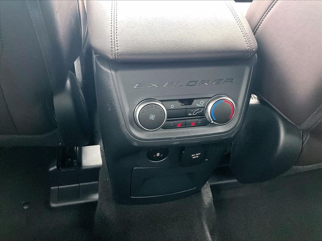 Used 2025 Black Metallic Ford Platinum image 29