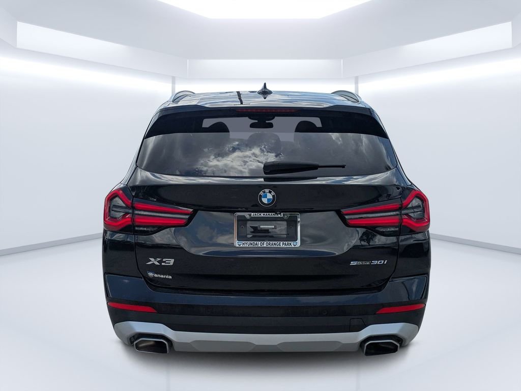 Used 2022 Black BMW sDrive30i image 4