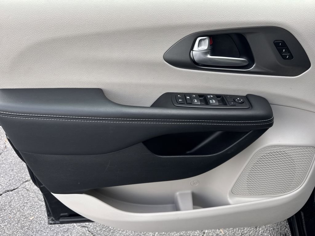 2024 Chrysler Pacifica Touring L - Photo 10