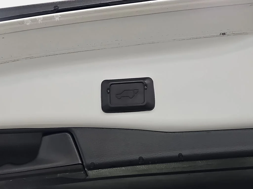 Used 2019 White Toyota XLE image 16