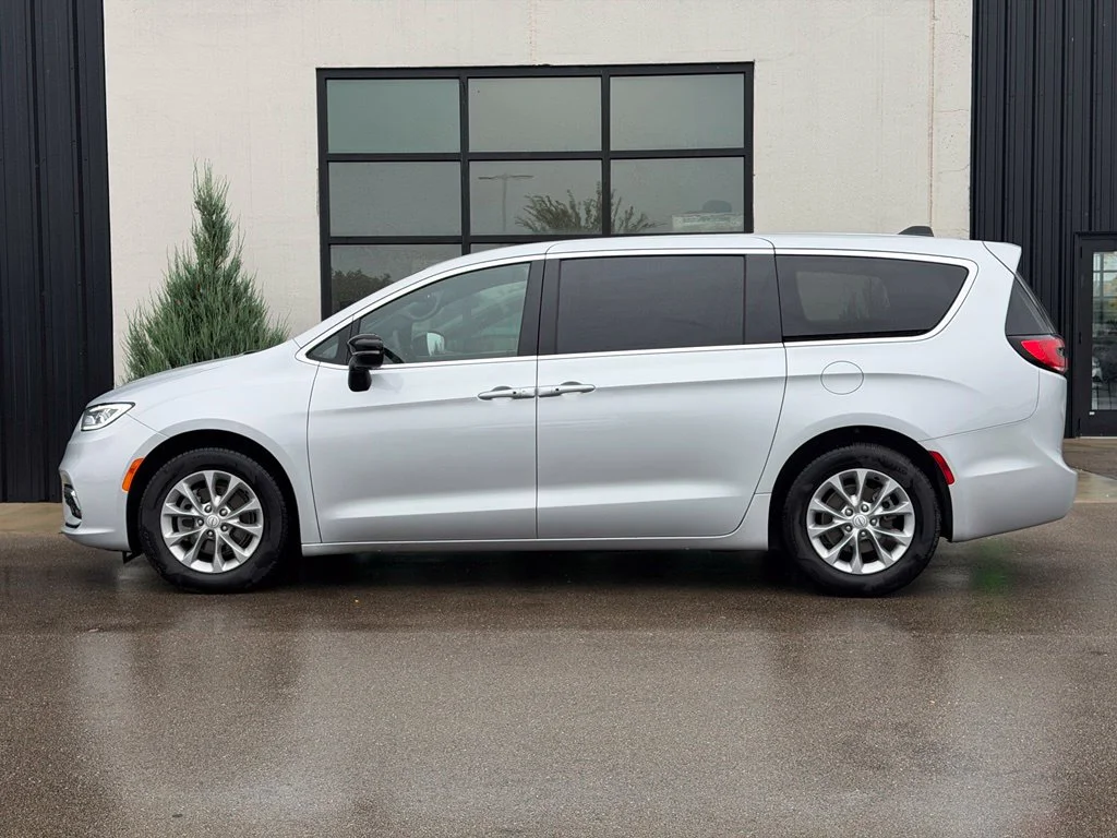 Used 2026 Silver Chrysler Limited image 2