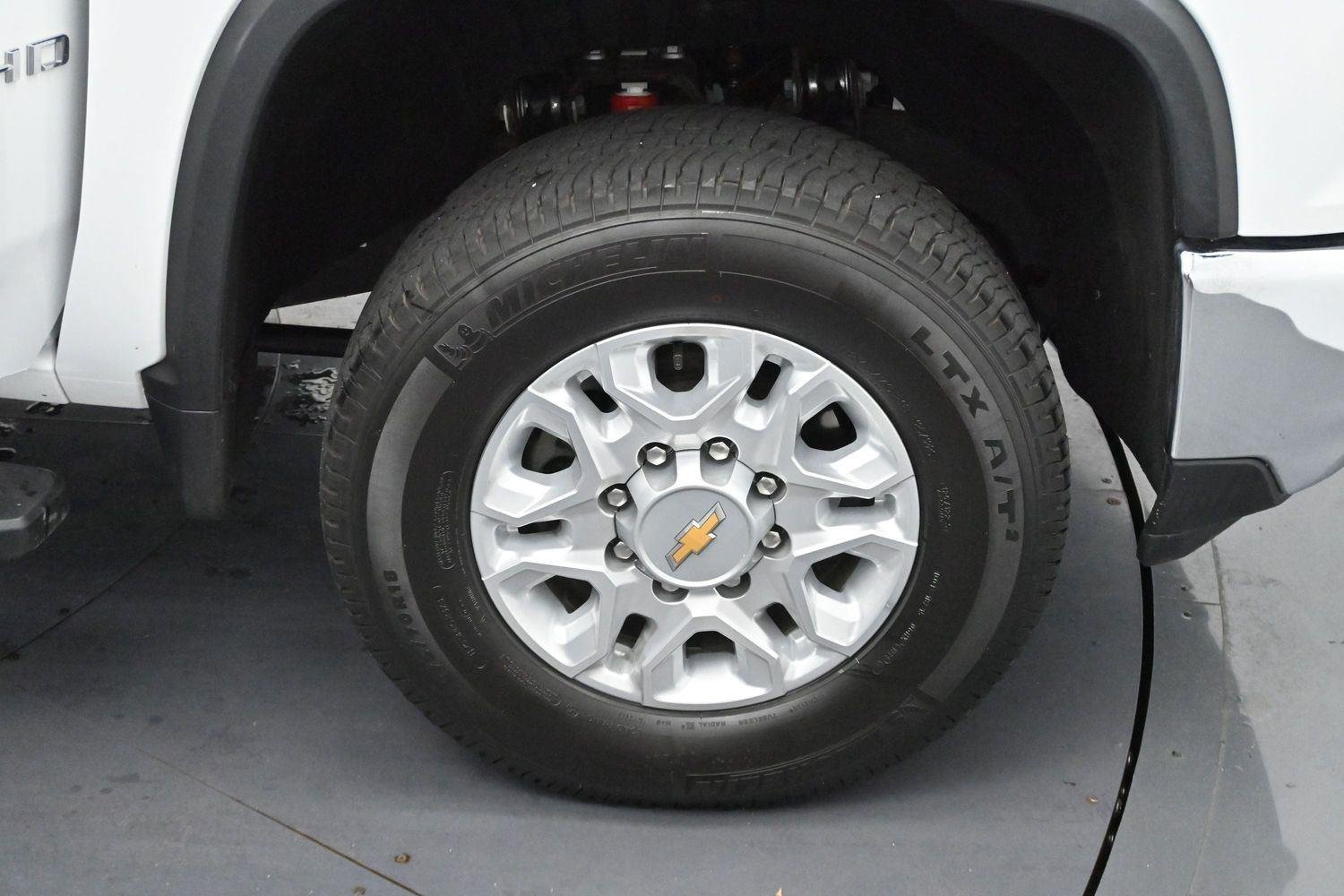 Used 2025 Summit White Chevrolet LT image 35