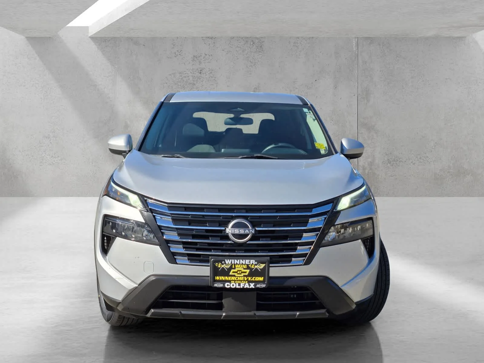Used 2024  Nissan SV image 2