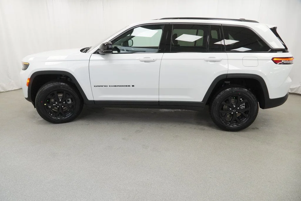 New 2026 Bright White Clear-Coat Exterior Paint Jeep Laredo Altitude image 14