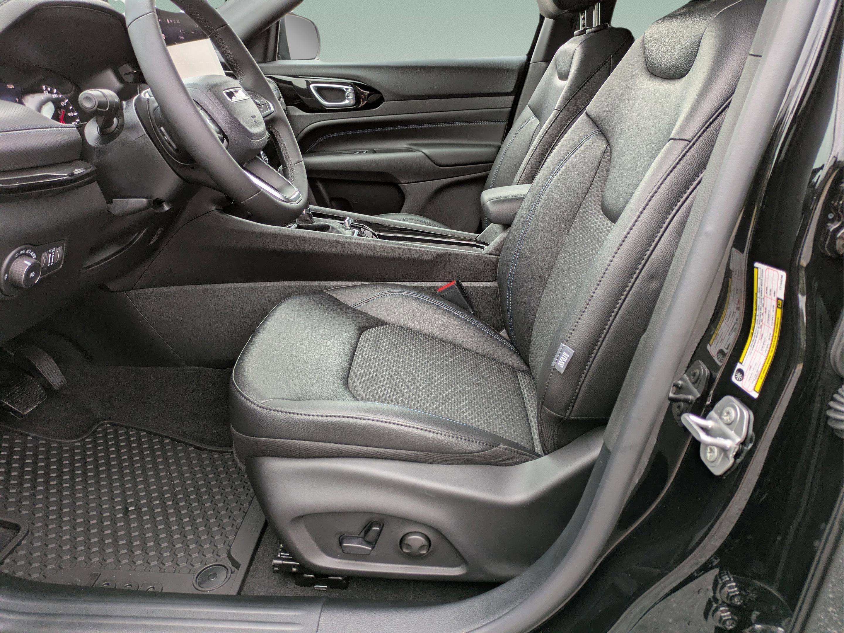 New 2026 Diamond Black Crystal Pearlcoat Jeep Latitude image 29