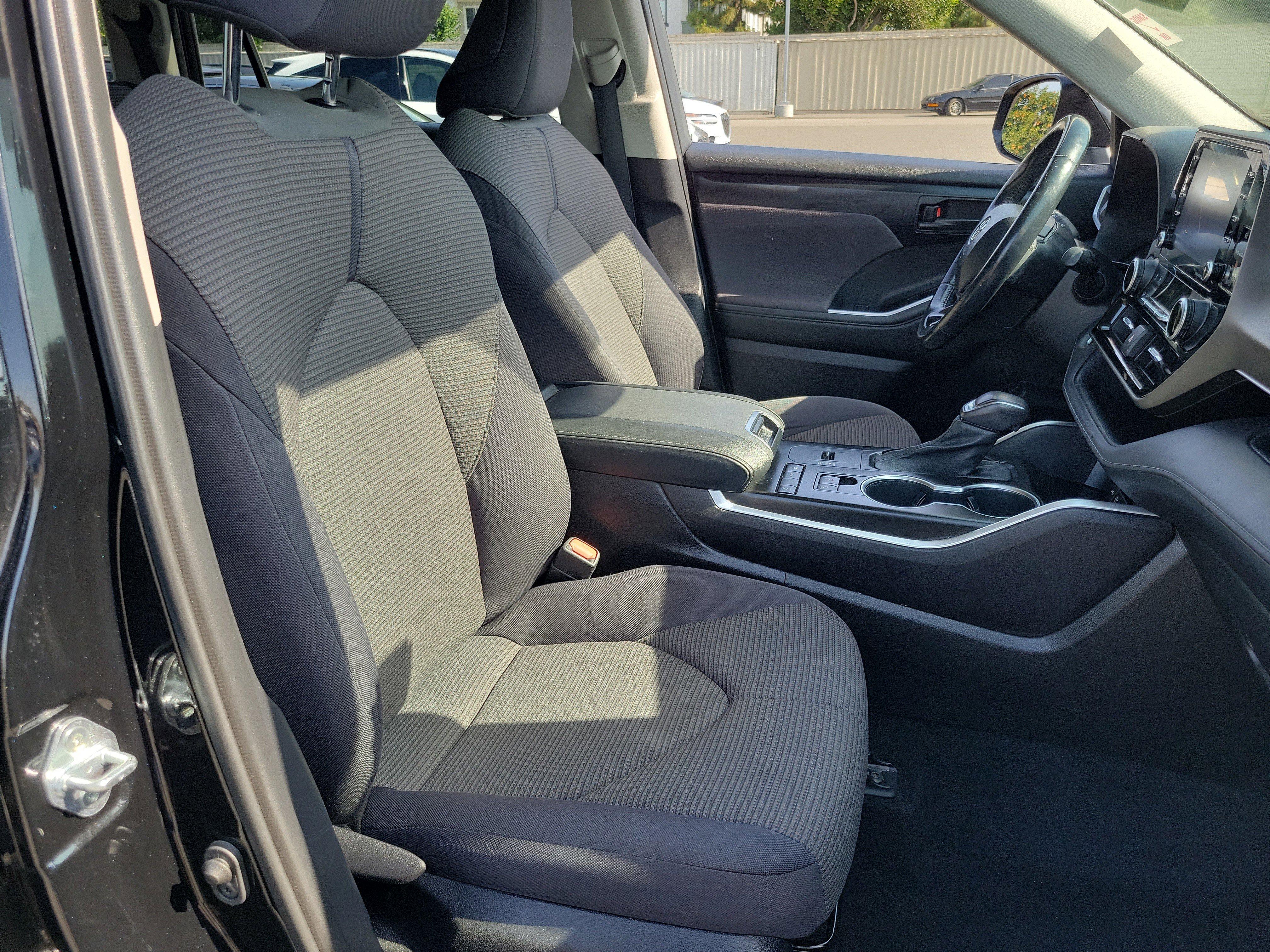 2021 Toyota Highlander LE - Photo 19