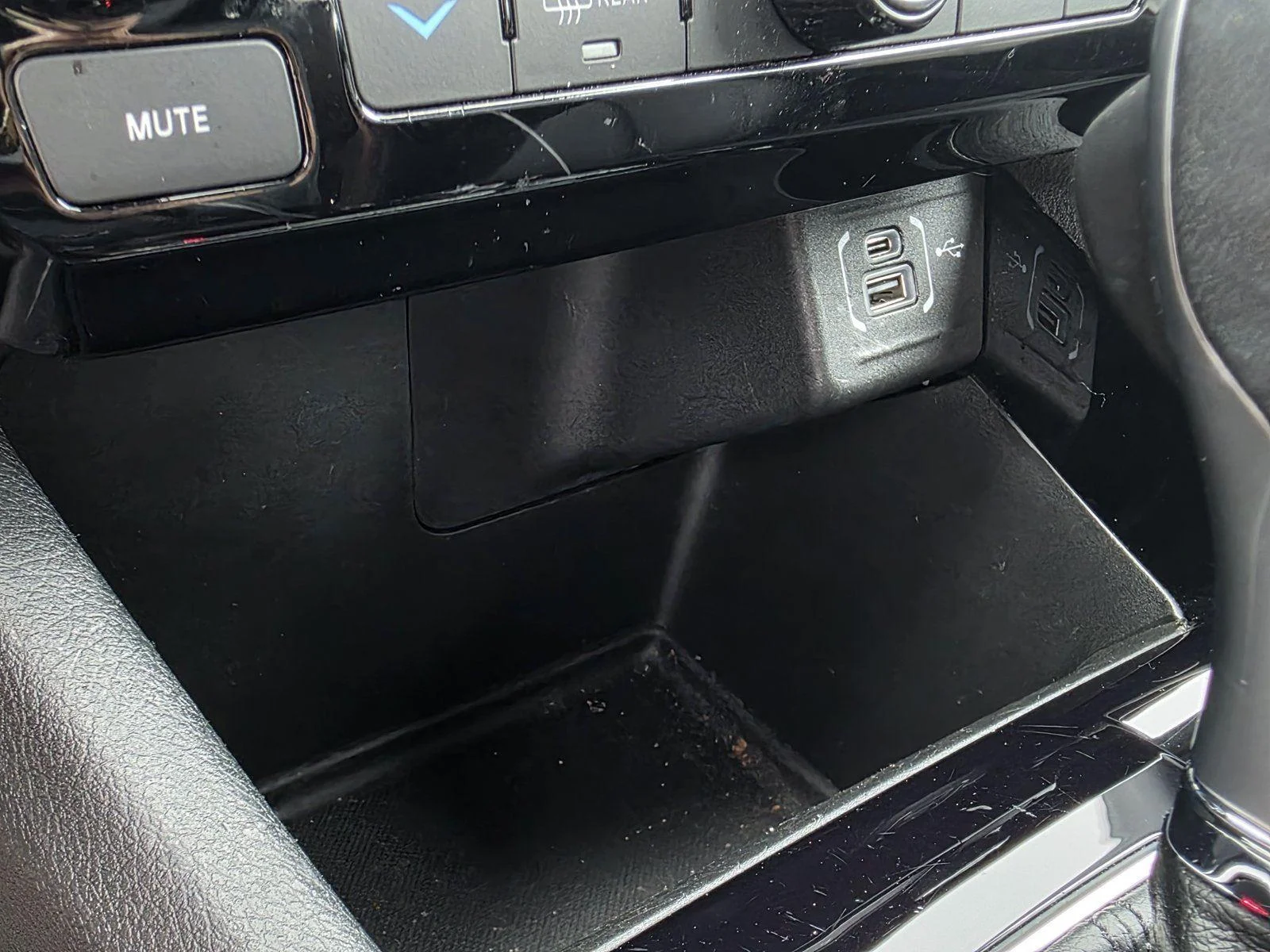 Used 2025 Diamond Black Crystal Pearlcoat Jeep Limited image 14