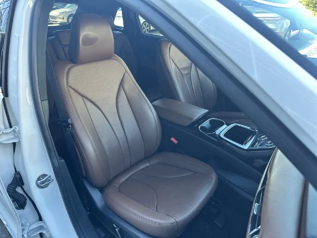 Used 2023 White Lincoln Reserve image 27