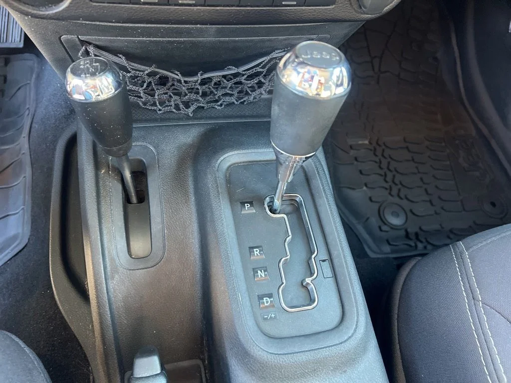 Used 2015 Black Jeep Sahara image 38