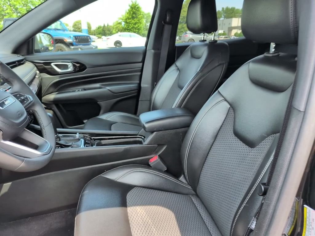 Certified Used 2023 Diamond Black Jeep Latitude image 19