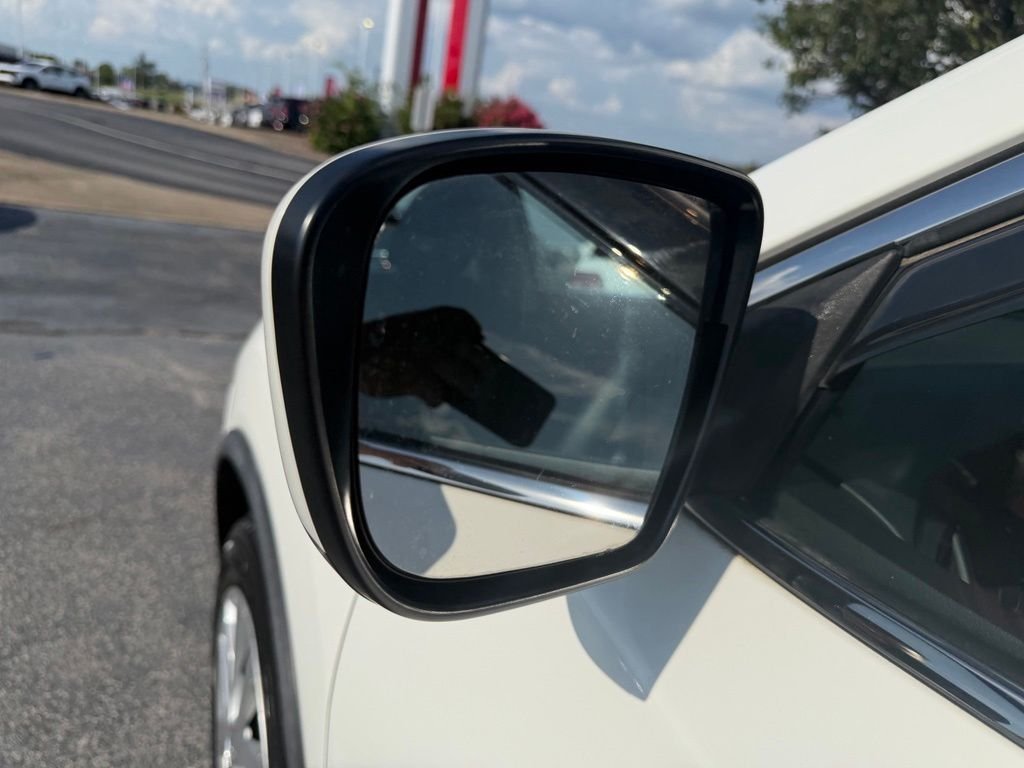 Used 2018 White Nissan S image 12