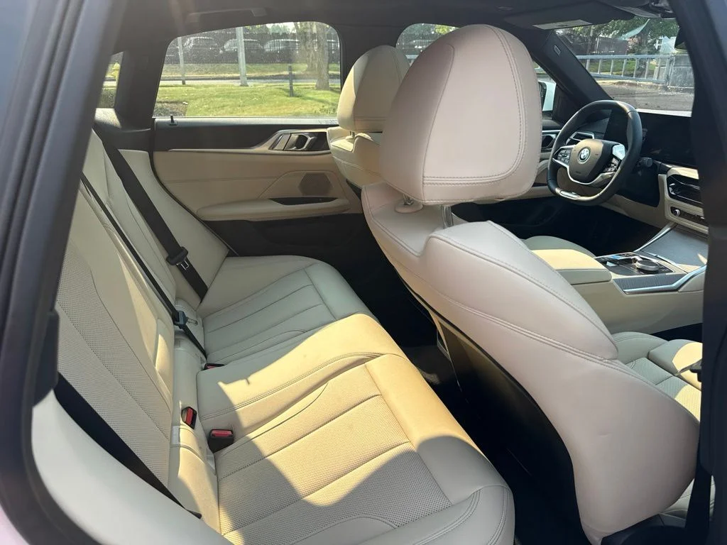 Used 2025 Alpine White BMW xDrive40 image 21